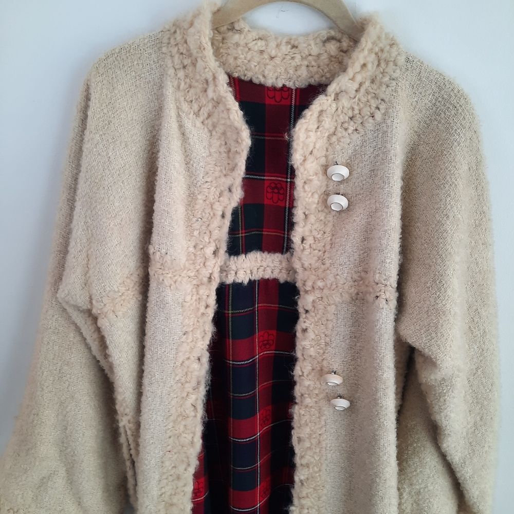 VINTAGE Cream Sherpa/Boucle Long COAT with Tartan Plaid Lining - Button Front - Picture 4 of 13